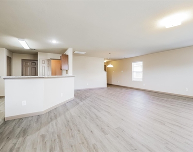 2422 Gibbs Bend Court - Photo Thumbnail 4