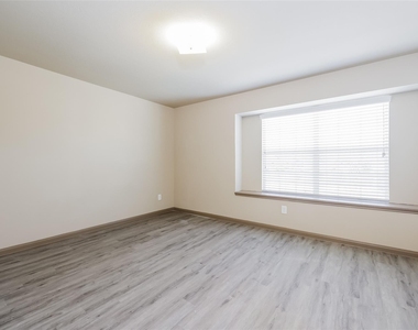 2422 Gibbs Bend Court - Photo Thumbnail 8