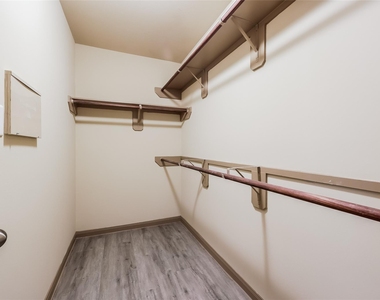 2422 Gibbs Bend Court - Photo Thumbnail 10