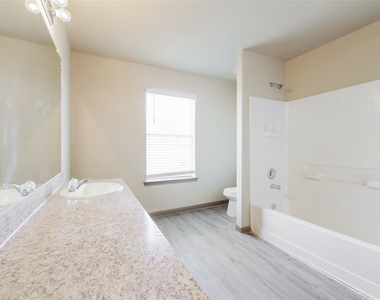 2422 Gibbs Bend Court - Photo Thumbnail 7