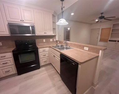 13340 Miller Lane - Photo Thumbnail 3