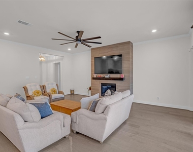 10922 Providence Court - Photo Thumbnail 7