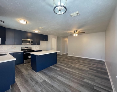 15631 Pilgrim Hall Drive - Photo Thumbnail 5