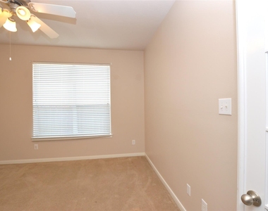 19415 Countryroad Drive - Photo Thumbnail 10