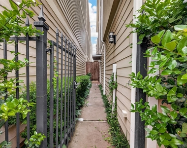 1510 Crockett Street - Photo Thumbnail 5