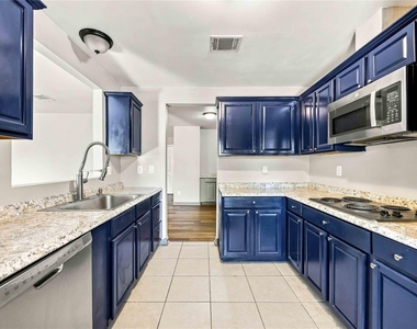 1814 Country Village Boulevard - Photo Thumbnail 8