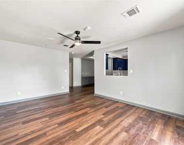 1814 Country Village Boulevard - Photo Thumbnail 5