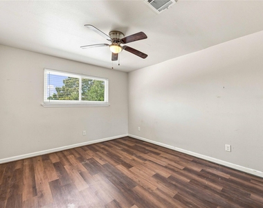 1814 Country Village Boulevard - Photo Thumbnail 17