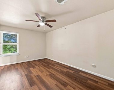 1814 Country Village Boulevard - Photo Thumbnail 11