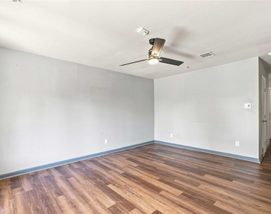 1814 Country Village Boulevard - Photo Thumbnail 6