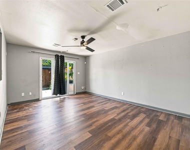 1814 Country Village Boulevard - Photo Thumbnail 4