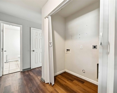 1814 Country Village Boulevard - Photo Thumbnail 9