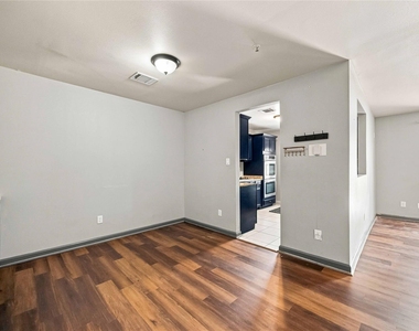1814 Country Village Boulevard - Photo Thumbnail 3
