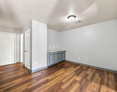 1814 Country Village Boulevard - Photo Thumbnail 2