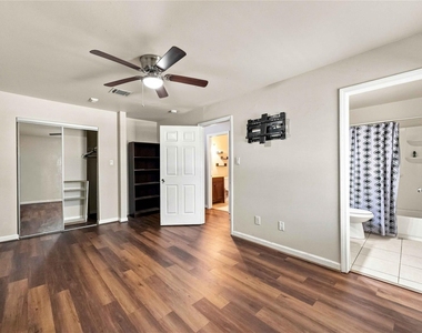 1814 Country Village Boulevard - Photo Thumbnail 12