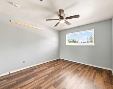 1814 Country Village Boulevard - Photo Thumbnail 15