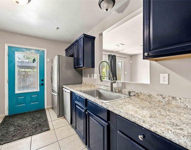 1814 Country Village Boulevard - Photo Thumbnail 20