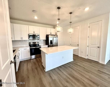 1239 Bluewater Lane - Photo Thumbnail 6