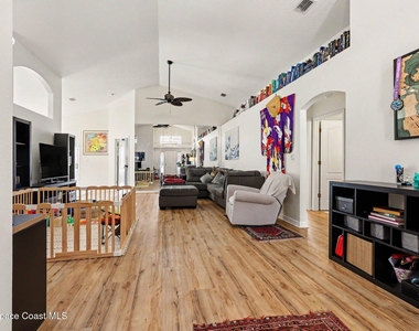 1575 Sun Gazer Drive - Photo Thumbnail 3