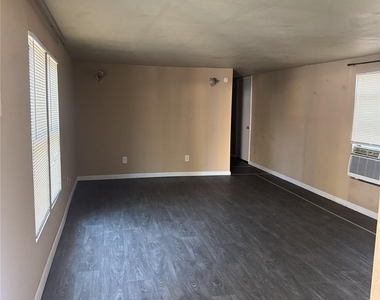886 Queenswood - Photo Thumbnail 3