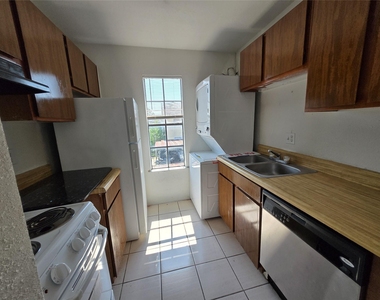 8323 Wilcrest Drive - Photo Thumbnail 4