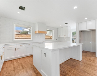1845 Huge Oaks Street - Photo Thumbnail 11