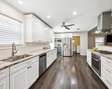 7614 Braesview Lane - Photo Thumbnail 11