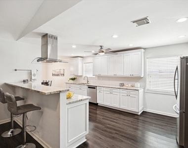 7614 Braesview Lane - Photo Thumbnail 12