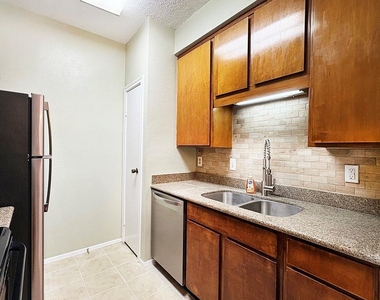 7900 N Stadium Dr - Photo Thumbnail 4