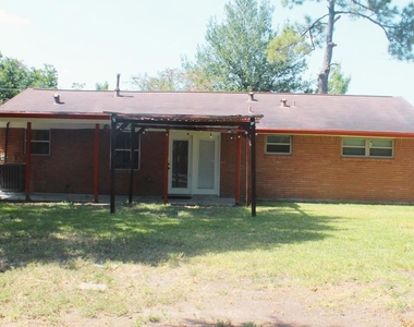 5747 Greencraig Drive - Photo Thumbnail 4