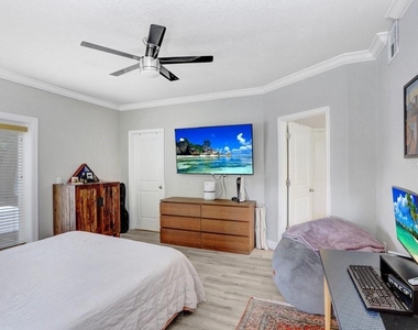 4415 W Bay Villa Avenue - Photo Thumbnail 8