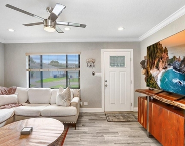 4415 W Bay Villa Avenue - Photo Thumbnail 3