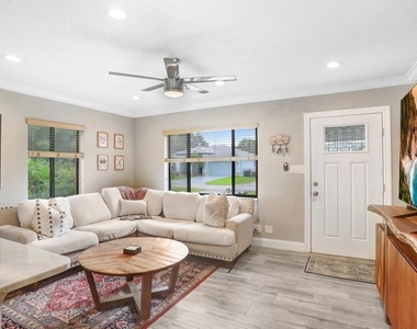 4415 W Bay Villa Avenue - Photo Thumbnail 4