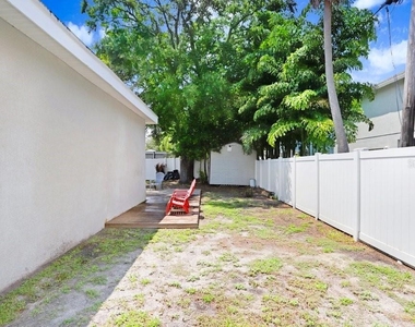 4415 W Bay Villa Avenue - Photo Thumbnail 16