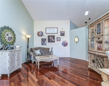 9502 Sunnyoak Drive - Photo Thumbnail 5