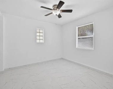 5517 Gulfport Boulevard S - Photo Thumbnail 9