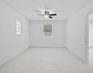 5517 Gulfport Boulevard S - Photo Thumbnail 10