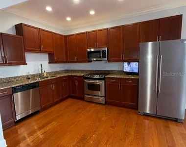 113 S Packwood Avenue - Photo Thumbnail 4