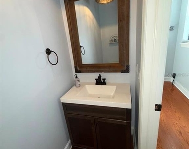 113 S Packwood Avenue - Photo Thumbnail 7
