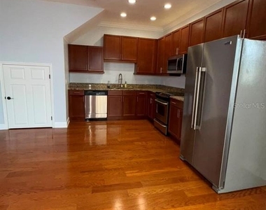 113 S Packwood Avenue - Photo Thumbnail 3