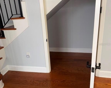 113 S Packwood Avenue - Photo Thumbnail 10
