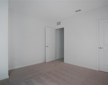 437 Waterford Drive - Photo Thumbnail 13