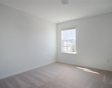 437 Waterford Drive - Photo Thumbnail 23