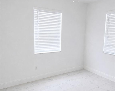 1315 E Hancock Drive - Photo Thumbnail 8