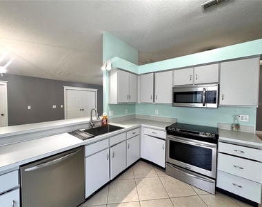 8120 Lesia Circle - Photo Thumbnail 6