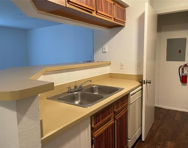 232 Afton Square - Photo Thumbnail 8