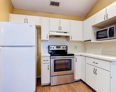 2108 Jonathan Lane - Photo Thumbnail 8