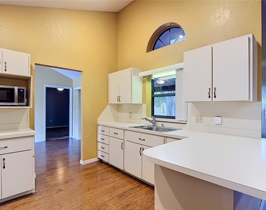 2108 Jonathan Lane - Photo Thumbnail 11