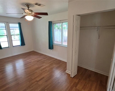 4319 Nw 26th Drive - Photo Thumbnail 12