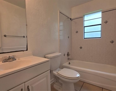 4319 Nw 26th Drive - Photo Thumbnail 10